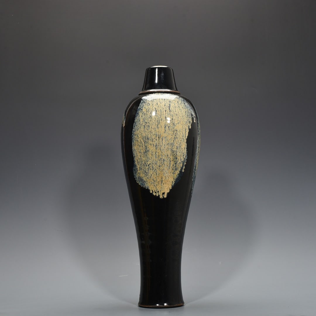 An Exquisite Chinese Lushan kiln flower-glazed plum vase with lid: Size: Height 55 cm - Width 22 cm |Materials: Porcelain |Style Dynasty: Song dynasty |Attribution: 10th-c |Object: vase