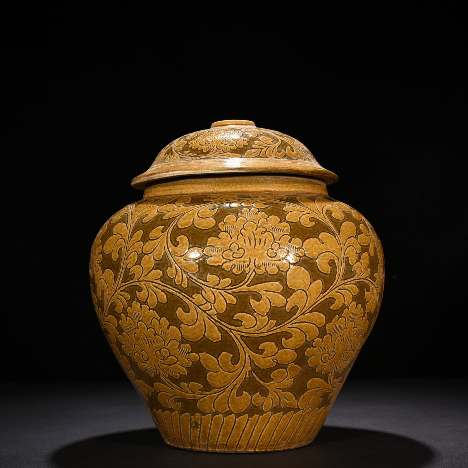 An Exquisite Chinese yellow-glazed Cizhou kiln carved lid jar with entangled branches and floral: Size: Height 33 cm - Width 30 cm |Materials: Porcelain |Style Dynasty: Song dynasty |Attribution: 10th-c |Object: jar