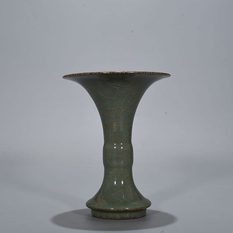 An Exquisite Chinese Longquan official kiln flower vase: Size: Height 18 cm - Width 14 cm |Materials: Porcelain |Style Dynasty: Song dynasty |Attribution: 10th-c |Object: vase