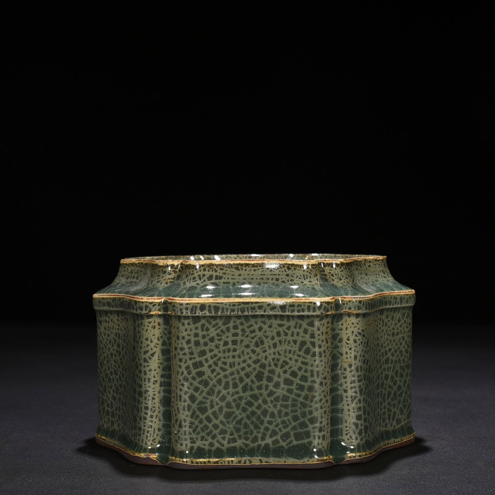 An Exquisite Chinese Longquan Xikou kiln box set with six directions: Size: Width 18 cm - Height 3.5 cm |Materials: Porcelain |Style Dynasty: Song dynasty |Attribution: 10th-c |Object: plate