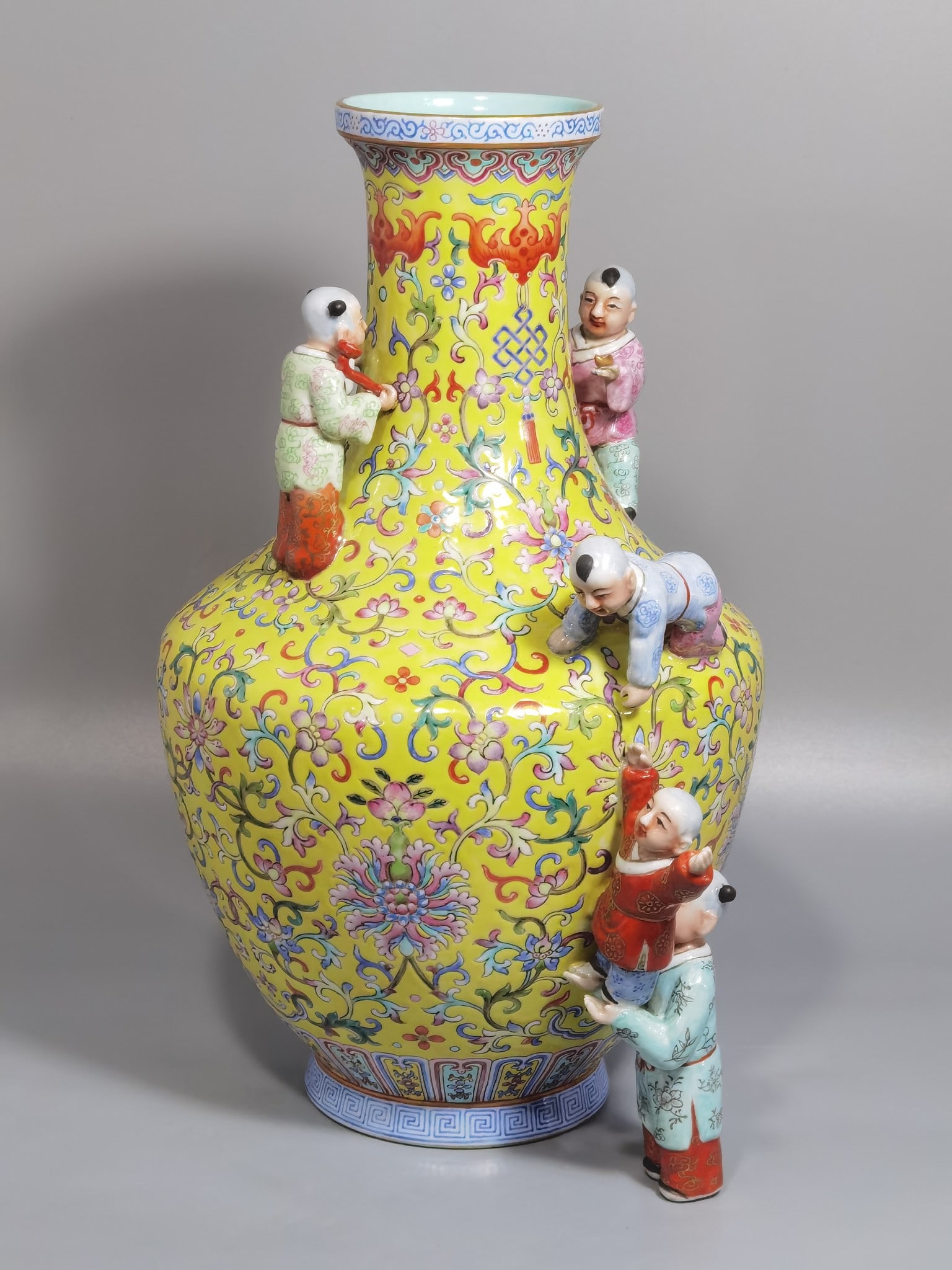 An Exquisite Chinese a five-piece conjoined vase: Size: Height 18 cm - Width 3 cm |Materials: Porcelain |Style Dynasty: Qing dynasty |Inscription: Qianlong Mark |Object: vase