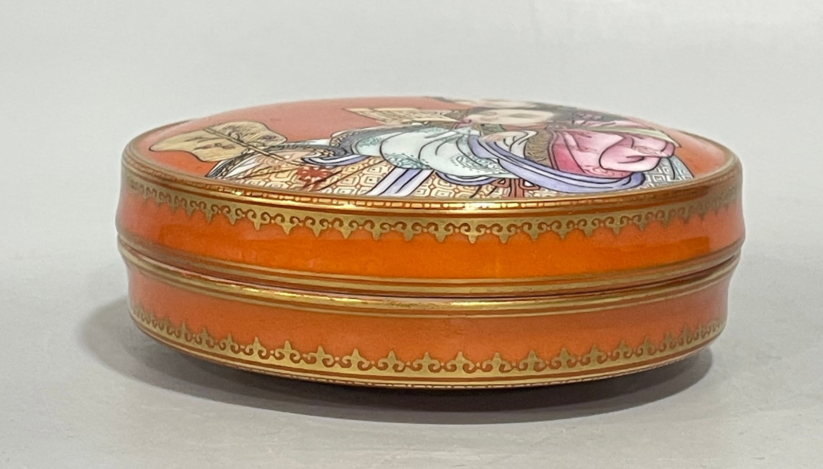 An Exquisite Chinese enamel color alum red gold figure seal box: Size: Width 8.5 cm - Height 3 cm |Materials: Porcelain |Style Dynasty: Qing dynasty |Inscription: Qianlong Mark |Object: box