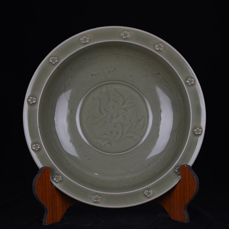 An Exquisite Chinese Longquan kiln plum green glaze engraved peony pattern folded edge dish: Size: Width 34 cm - Height 8.5 cm |Materials: Porcelain |Style Dynasty: Song dynasty |Attribution: 10th-c |Object: dish