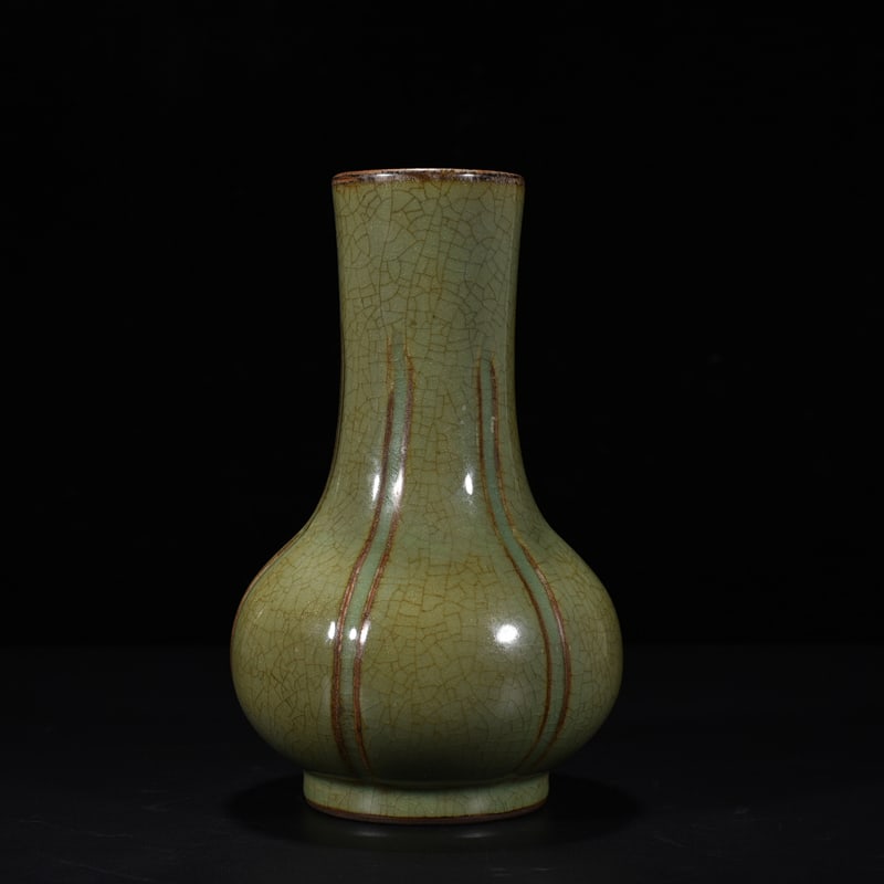 An Exquisite Chinese Plum green glaze melon-edge vase: Size: Height 22 cm - Width 13 cm |Materials: Porcelain |Style Dynasty: Song dynasty |Attribution: 10th-c |Object: vase