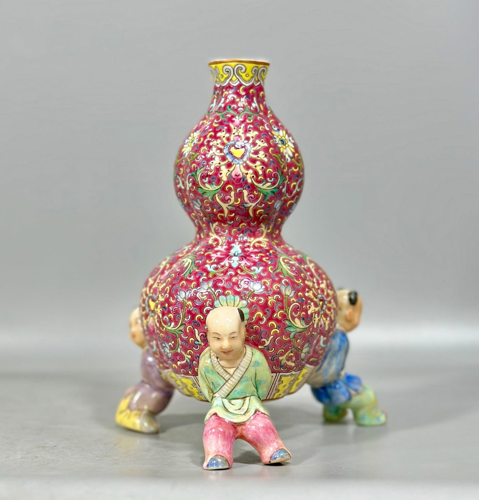 An Exquisite Chinese Yangcai rouge and red passionflower branches three sons holding Fulu gourd vase: Size: Height 15 cm - Width 13 cm |Materials: Porcelain |Style Dynasty: Qing dynasty |Inscription: Qianlong Mark |Object: vase