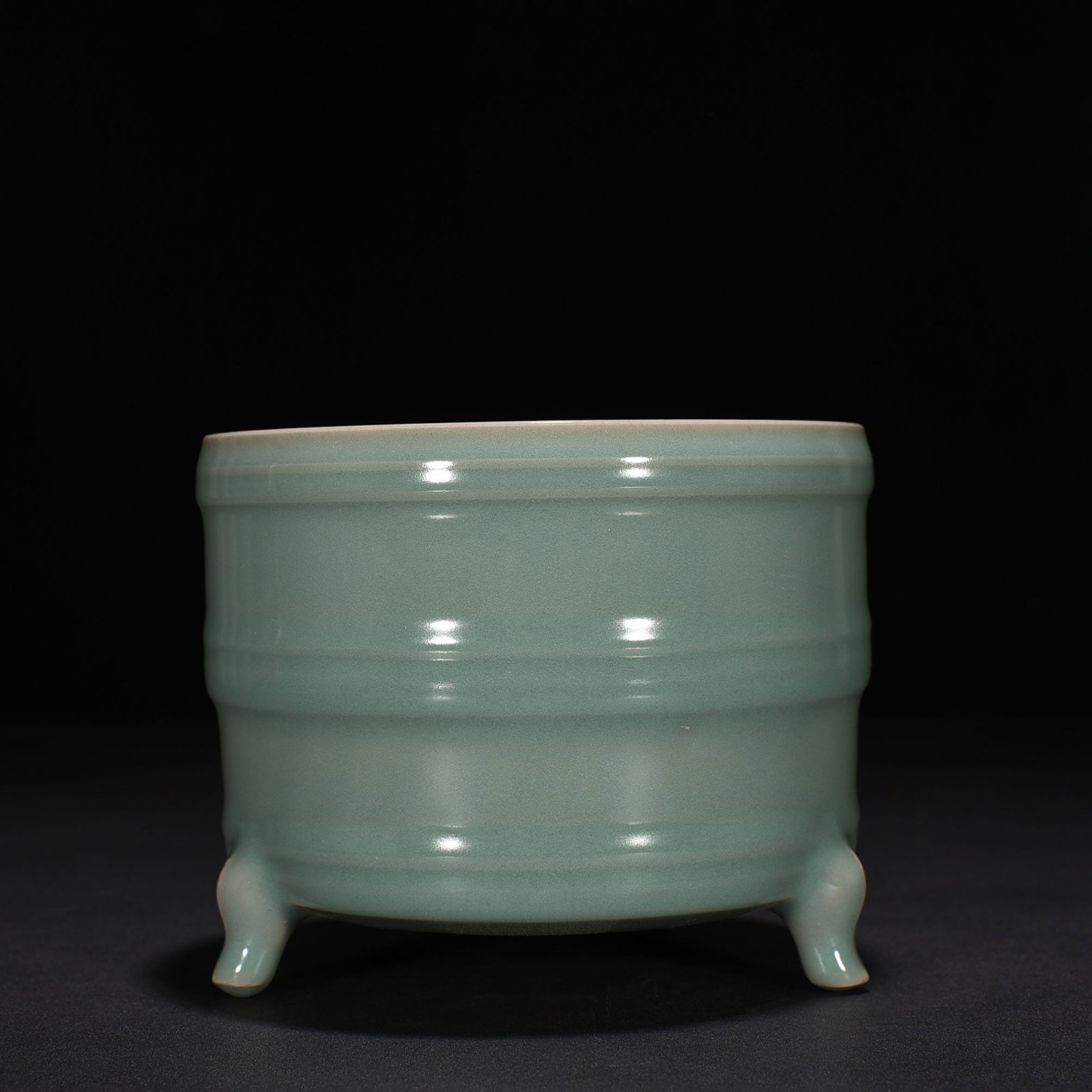 An Exquisite Chinese Longquan kiln pink celadon glaze dazzling pattern: Size: Height 14 cm - Width 11 cm |Materials: Porcelain |Style Dynasty: Song dynasty |Attribution: 10th-c |Object: furnace