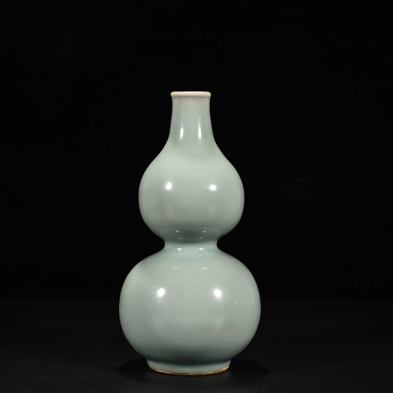 An Exquisite Chinese Longquan kiln pink celadon glaze gourd bottle: Size: Height 23 cm - Width 10 cm |Materials: Porcelain |Style Dynasty: Song dynasty |Attribution: 10th-c |Object: bottle