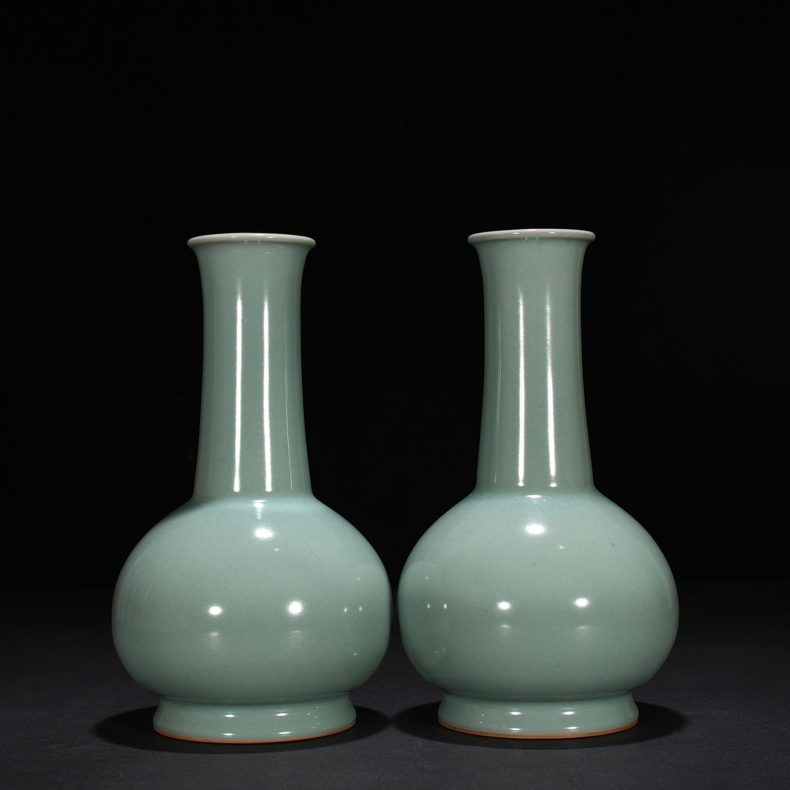 An Exquisite Chinese Longquan kiln pink celadon glaze long-neck bottle: Size: Height 25 cm - Width 13 cm |Materials: Porcelain |Style Dynasty: Song dynasty |Attribution: 10th-c |Object: bottle