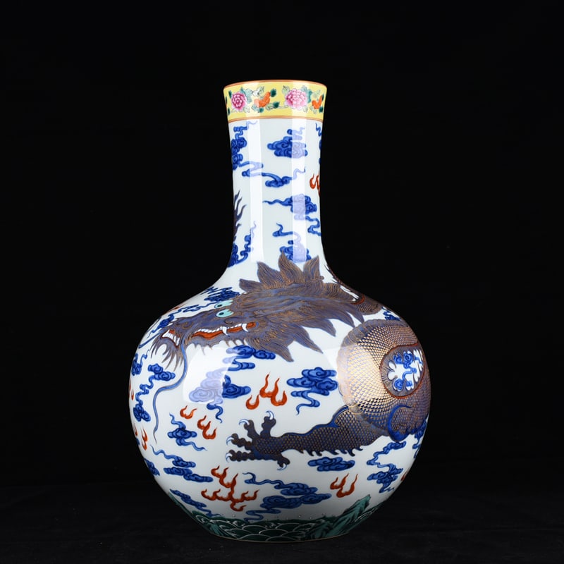 An Exquisite Chinese blue and white celestial sphere vase: Size: Height 40 cm - Width 26 cm |Materials: Porcelain |Dynasty: Qing dynasty |Inscription: Qianlong Mark |Object: vase