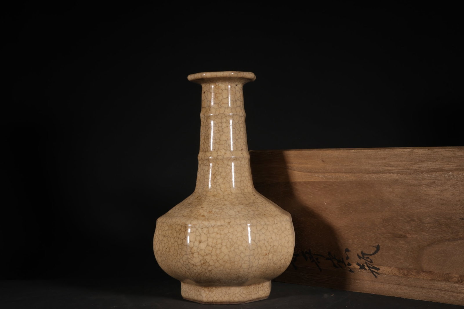 An Exquisite Chinese Ge Kiln beige glaze plate mouth vase: Size: Height 22.5 cm - Width 14 cm |Materials: Porcelain |Dynasty: Song dynasty |Inscription: 10th-c |Object: vase