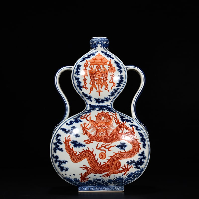 An Exquisite Chinese blue and white alum red eight-treasure dragon pattern gourd flat vase: Size: Height 39 cm - Width 25 cm |Materials: Porcelain |Dynasty: Qing dynasty |Inscription: Qianlong Mark |Object: flat vase