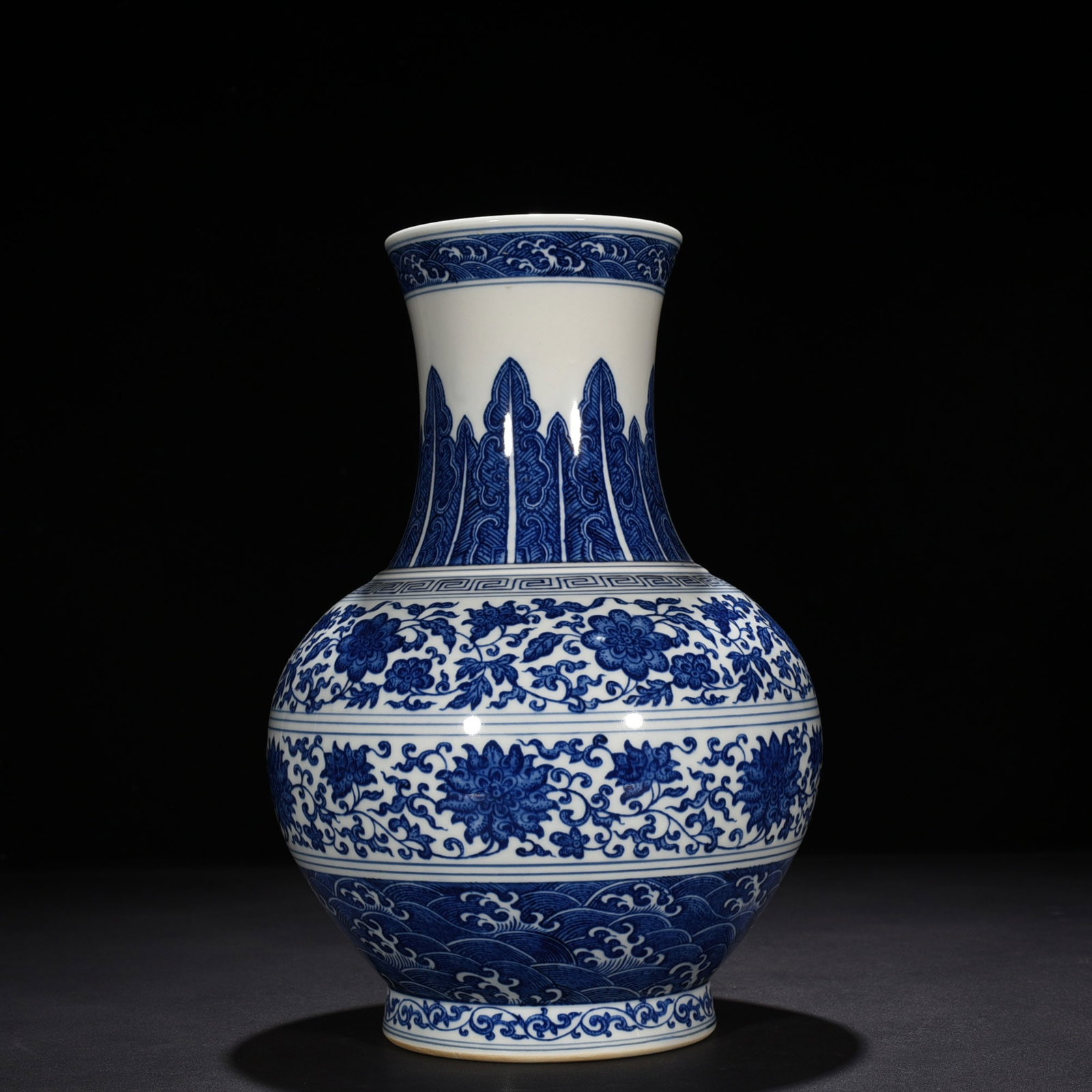 An Exquisite Chinese blue and white vase with intertwining branches: Size: Height 32 cm - Width 20 cm |Materials: Porcelain |Dynasty: Qing dynasty |Inscription: Qianlong Mark |Object: vase