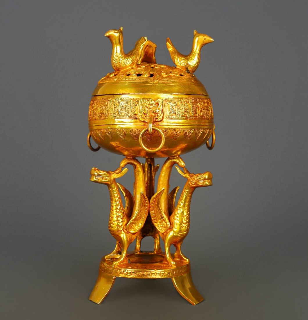 An Exquisite Chinese Bronze and Real Gold Standing Bird Smoker: Size: Height 32 cm - Width 16 cm |Materials: Bronze |Dynasty: Han dynasty |Attribution: 1st to 3rd-C |Object: Bell