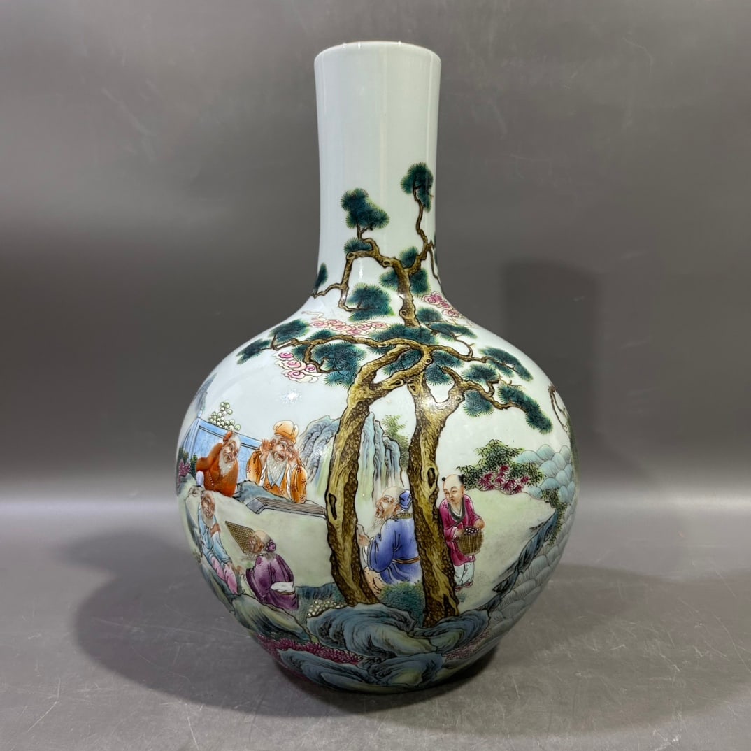 An Exquisite Chinese famille rose porcelain vase: Size: Height 33.8 cm - Width 16 cm |Materials: Porcelain |Dynasty: Qing dynasty |Inscription: Qianlong Mark |Object: vase
