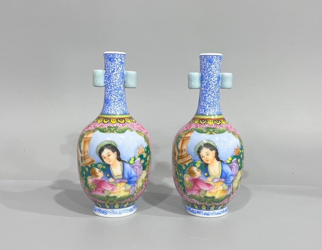 An Exquisite Chinese Consecrated enamel vase: Size: Height 15 cm - Width 6.8 cm |Materials: Porcelain |Dynasty: Qing dynasty |Inscription: Qianlong Mark |Object: vase