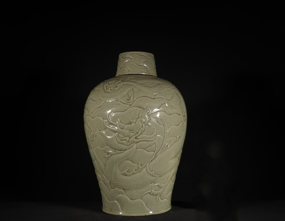 An Exquisite Chinese Yue kiln color green dragon pattern plum vase with lid: Size: Height 33 cm - Width 21 cm |Materials: Porcelain |Dynasty: Song dynasty |Inscription: 10th-c |Object: vase
