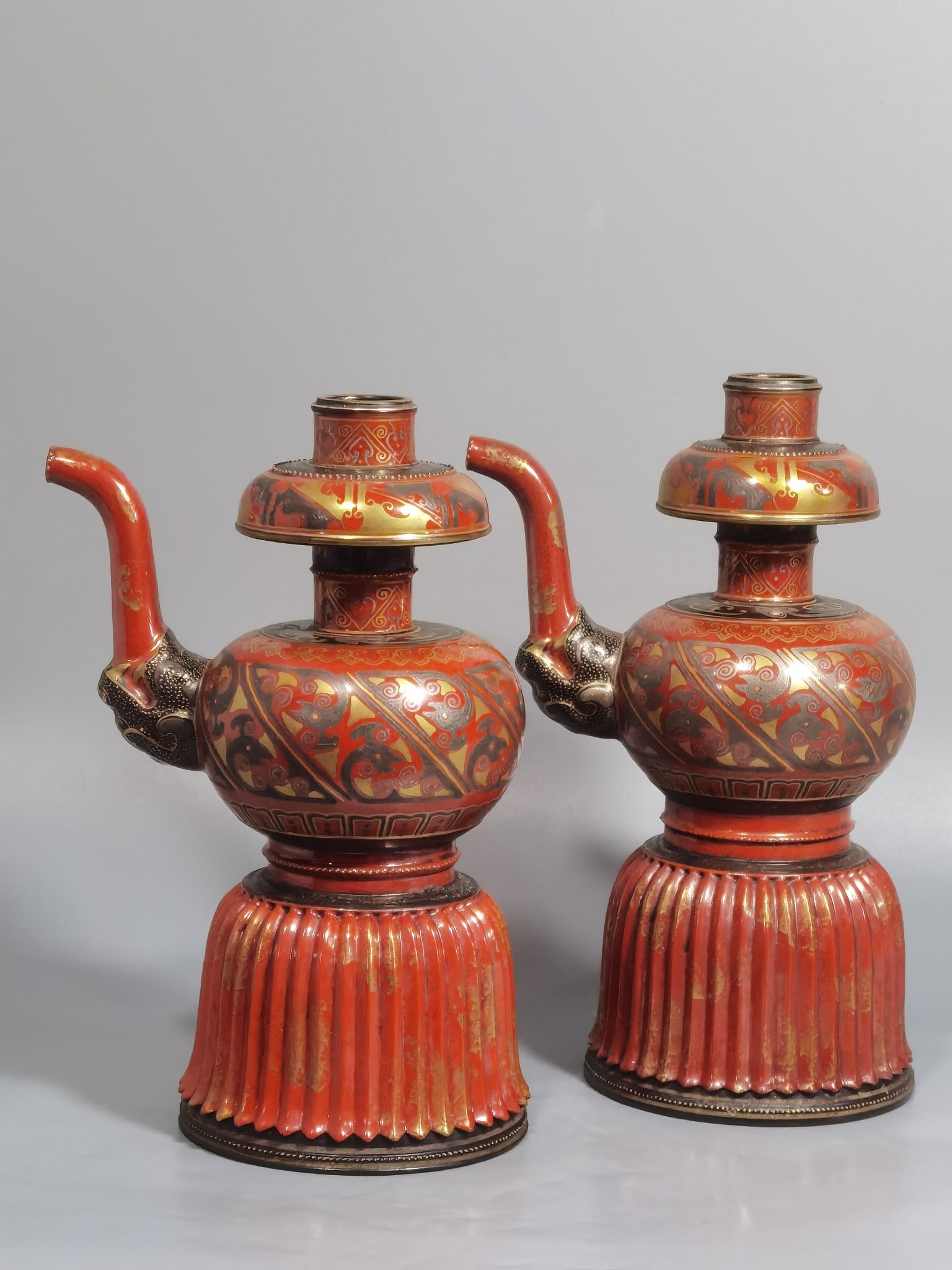 An Exquisite Chinese Zhushahong gilt silver spray bottle: Size: Height 21 cm - Width 10 cm |Materials: Porcelain |Dynasty: Qing dynasty |Inscription: Qianlong Mark |Object: bottle