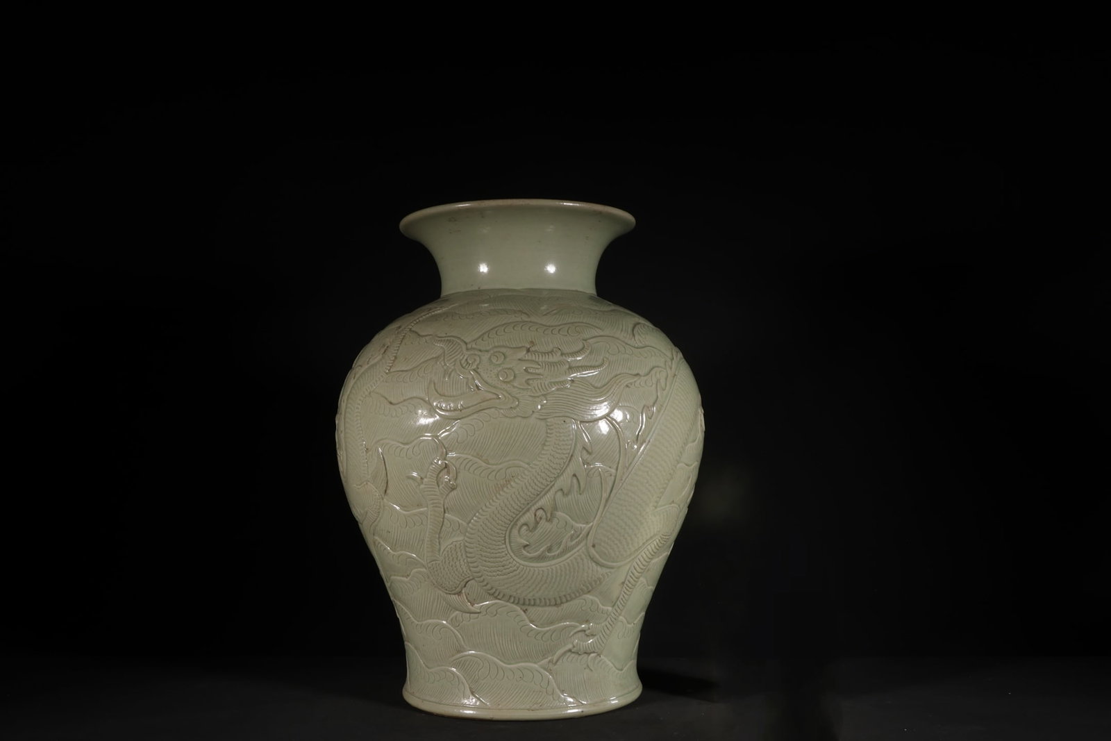 An Exquisite Chinese Yue kiln relief sculpture with sea water dragon pattern: Size: Height 31.5 cm - Width 23.5 cm |Materials: Porcelain |Dynasty: Song dynasty |Inscription: 10th-c |Object: sculpture