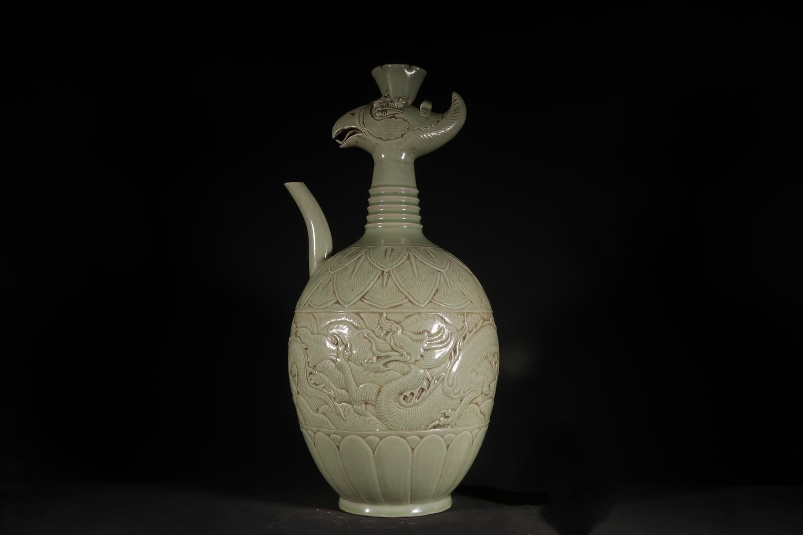 An Exquisite Chinese Yue kiln embossed chicken head pot: Size: Height 38 cm - Width 23 cm |Materials: Porcelain |Dynasty: Song dynasty |Inscription: 10th-c |Object: pot