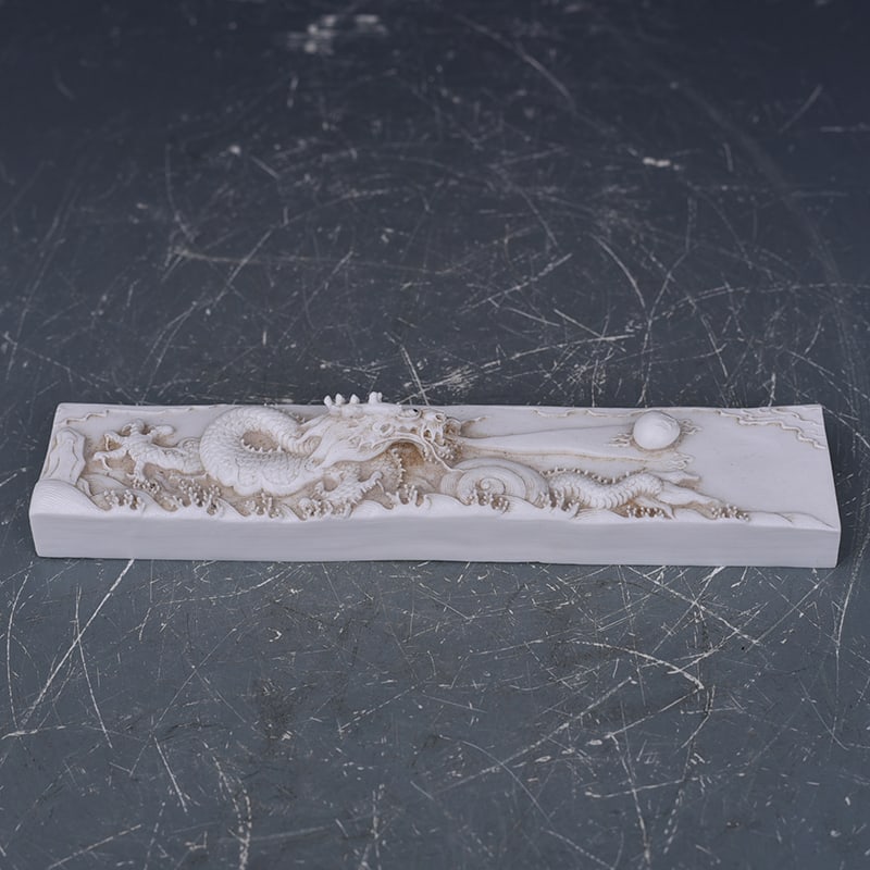 An Exquisite Chinese dragon-engraved pressure ruler: Size: Width 18 cm - Height 3.5 cm |Materials: Porcelain |Dynasty: Qing dynasty |Inscription: King Bingrong Mark |Object: ruler