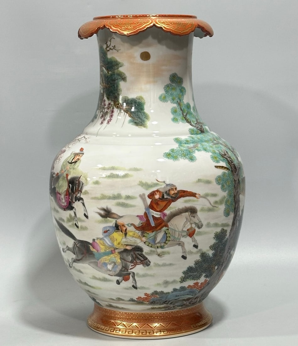 An Exquisite Chinese Ruyi mouth vase with Yangcai top and bottom alum red and gold: Size: Height 35 cm - Width 22 cm |Materials: Porcelain |Dynasty: Qing dynasty |Inscription: Qianlong Mark |Object: vase