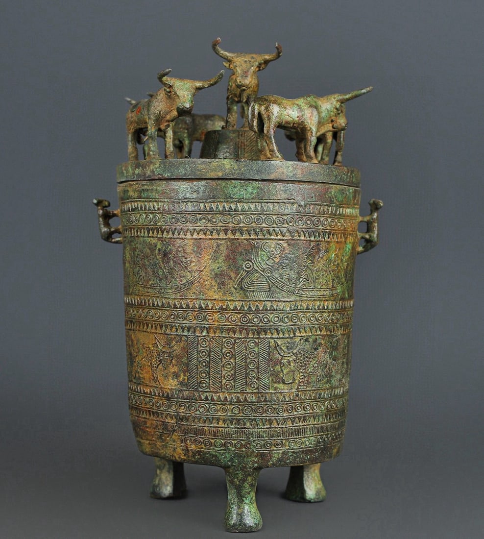 An Exquisite Chinese Bronze Five Ox Cang: Size: Height 27 cm - Width 16 cm |Materials: Bronze |Dynasty: zhou dynasty |Attribution: 700-BC |Object: Bell