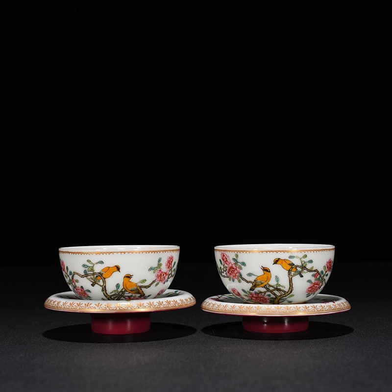 An Exquisite Chinese enamel flower and bird pattern lamp holder: Size: Width 10.2 cm - Height 6 cm |Materials: Porcelain |Dynasty: Qing dynasty |Inscription: Yongzheng Mark |Object: holder