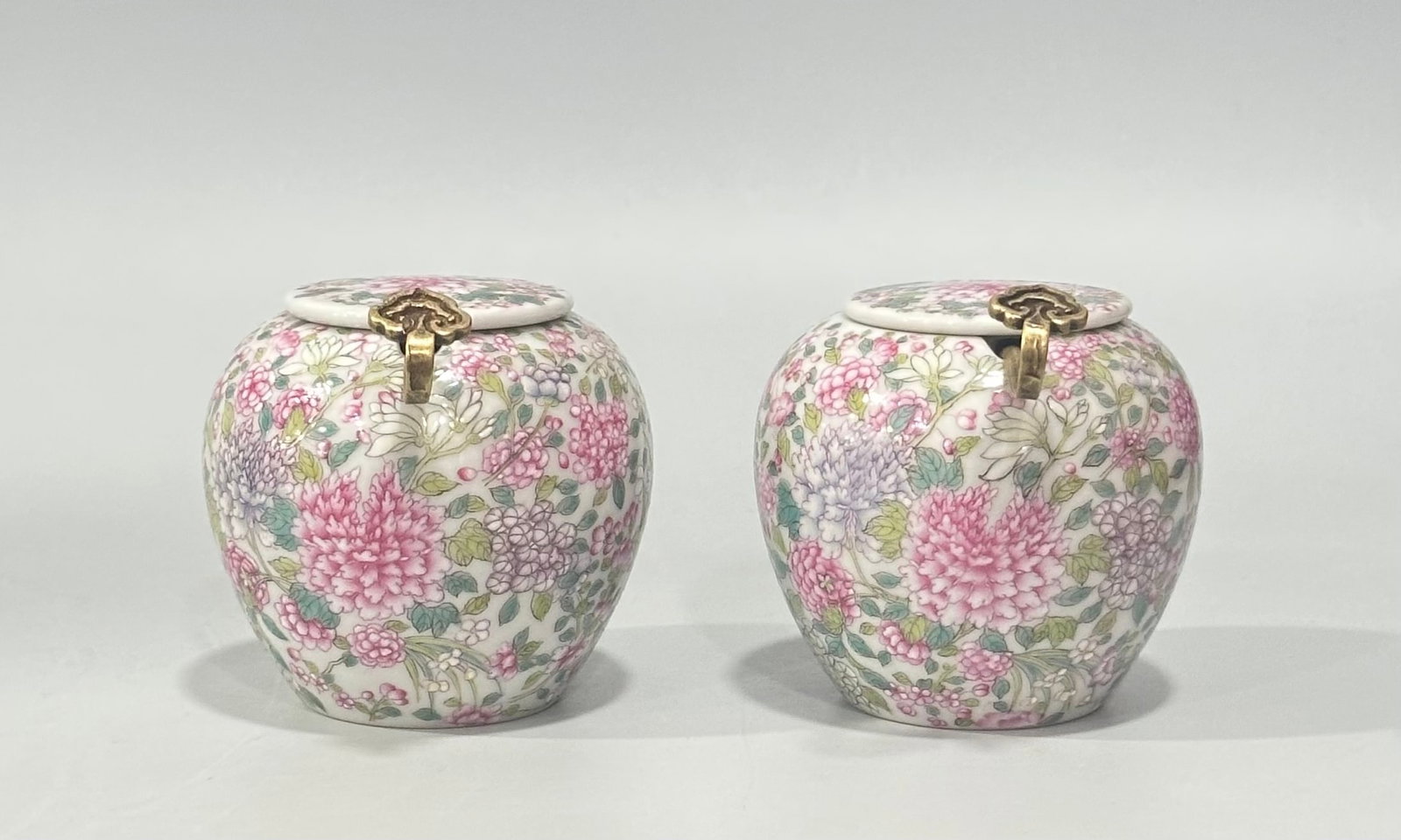 An Exquisite Chinese Pastel colored jar with small lid: Size: Height 6.6 cm - Width 6.5 cm |Materials: Porcelain |Dynasty: Qing dynasty |Inscription: Qianlong Mark |Object: jar