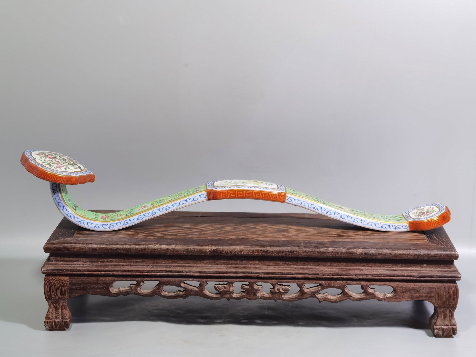 An Exquisite Chinese pastel green space with windows longevity Ruyi: Size: Height 44.5 cm - Width 6.6 cm |Materials: Porcelain |Dynasty: Qing dynasty |Inscription: Qianlong Mark |Object: Ruyi