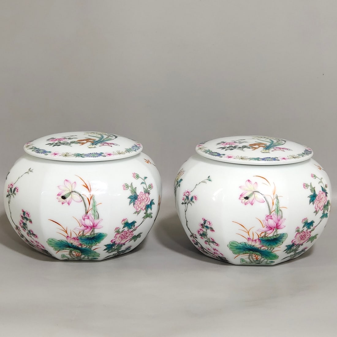 An Exquisite Chinese Peach Bottom floral Bafang Go jar: Size: Width 12.8 cm - Height 10 cm |Materials: Porcelain |Dynasty: Qing dynasty |Inscription: Qianlong Mark |Object: jar