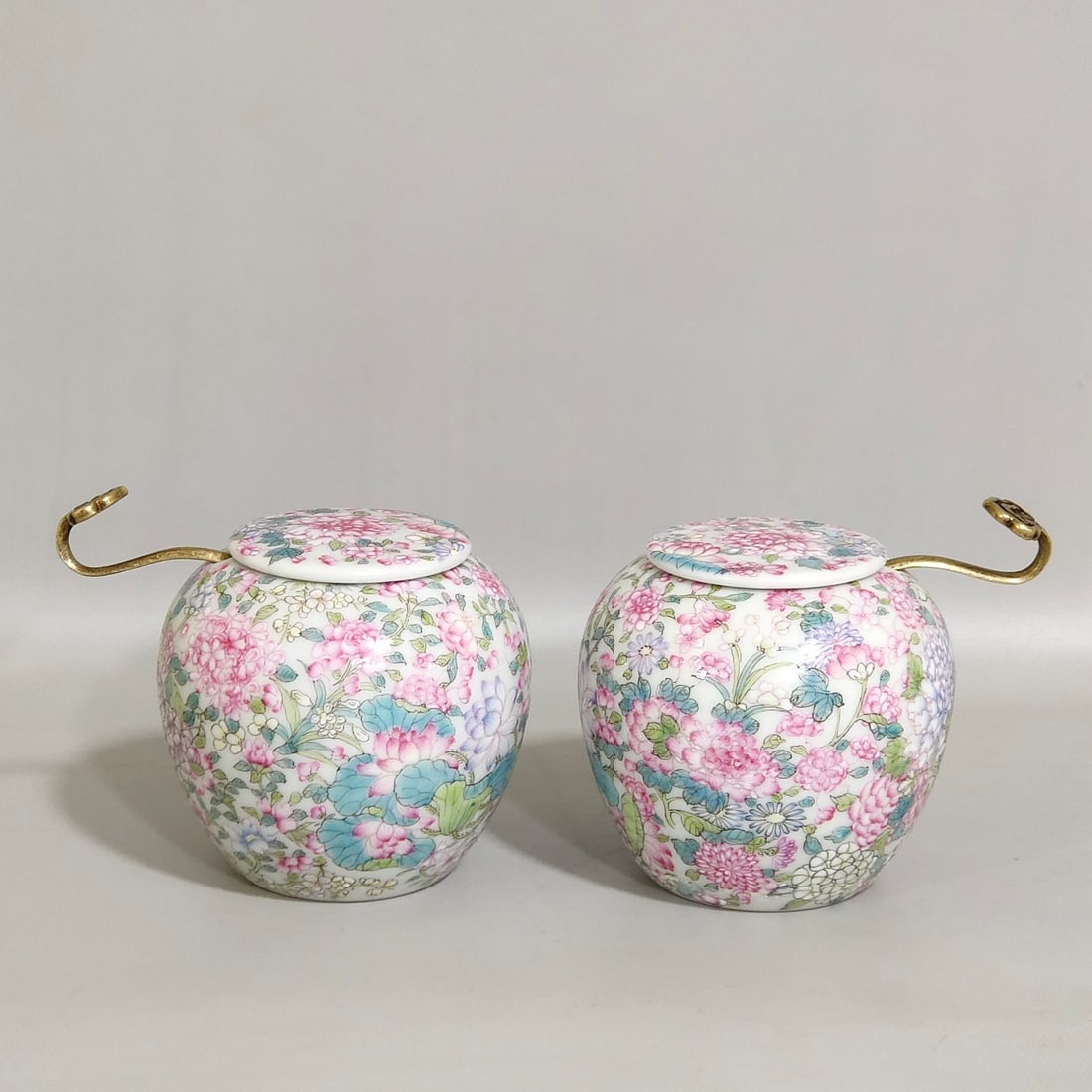 An Exquisite Chinese Ten Thousand Flowers Sugar Bowl: Size: Width 6.5 cm - Height 6.5 cm |Materials: Porcelain |Dynasty: Qing dynasty |Inscription: Qianlong Mark |Object: bowl