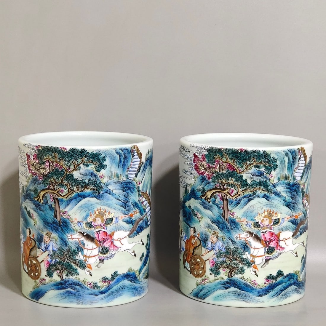 An Exquisite Chinese Three Kingdoms Zhao Zilong's Savior Pen Holder: Size: Height 12 cm - Width 10.3 cm |Materials: Porcelain |Dynasty: Qing dynasty |Inscription: Qianlong Mark |Object: pen holder