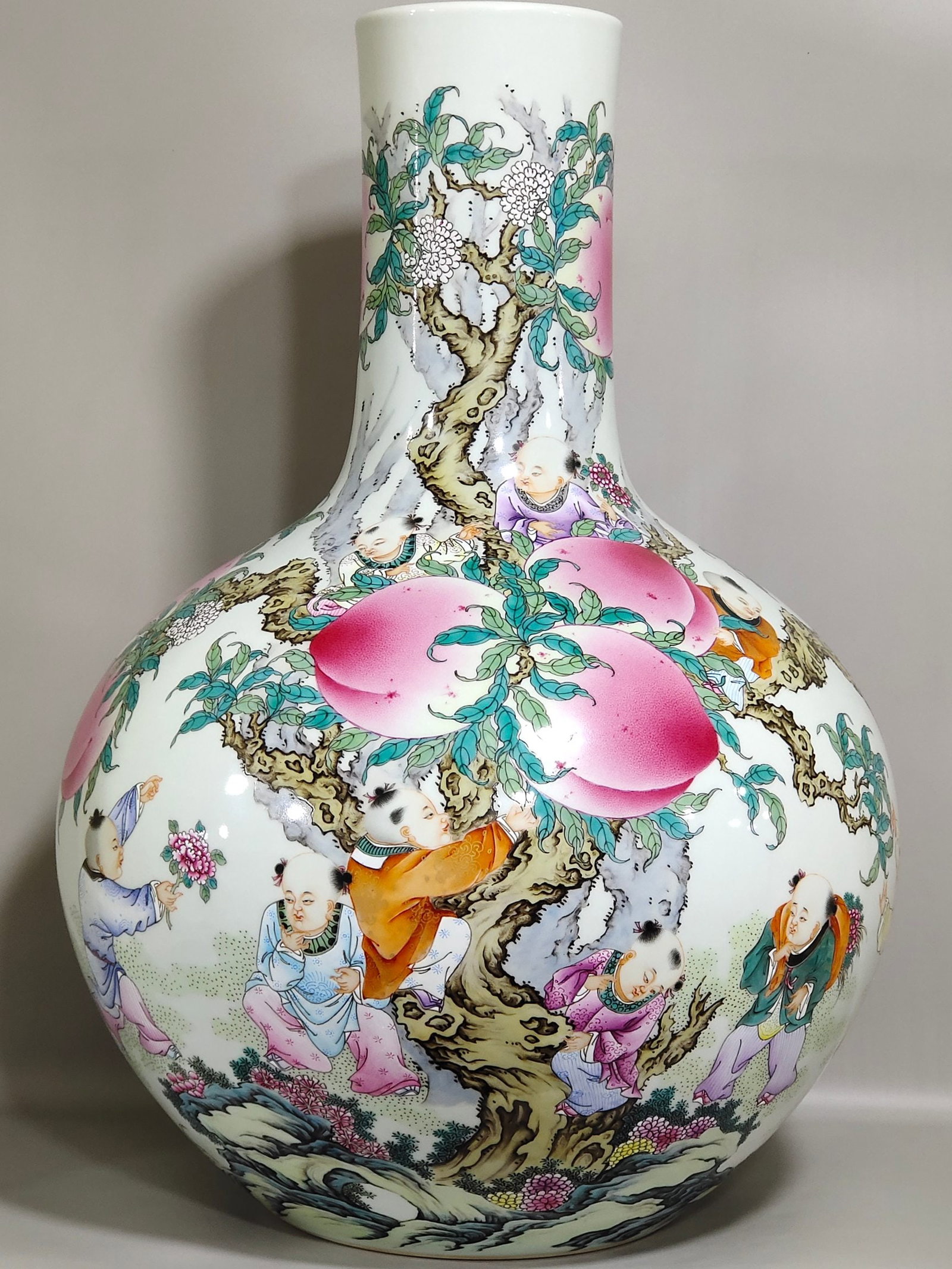 An Exquisite Chinese nine sons nine peach nine peach and nine boys vase: Size: Height 57.5 cm - Width 38 cm |Materials: Porcelain |Dynasty: Qing dynasty |Inscription: Qianlong Mark |Object: vase