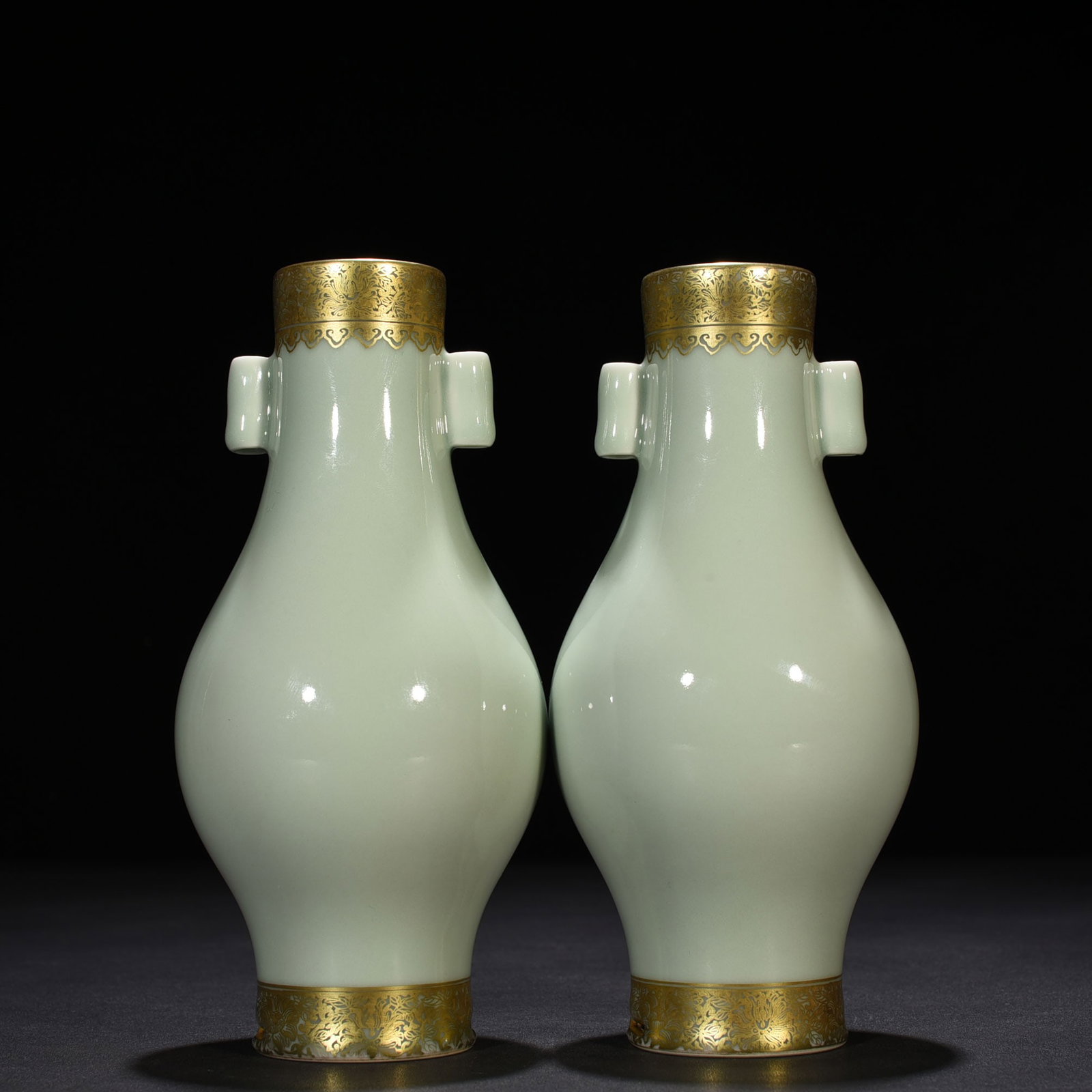 An Exquisite Chinese gold and floral decoration olive vase: Size: Height 40 cm - Width 19.5 cm |Materials: Porcelain |Dynasty: Qing dynasty |Inscription: Yongzheng Mark |Object: vase