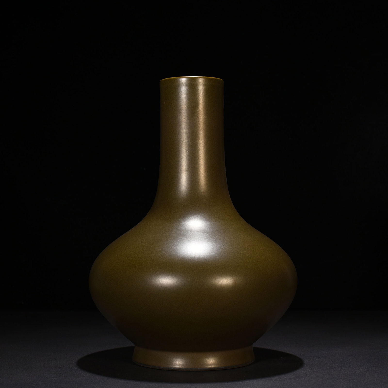 An Exquisite Chinese tea minced eel yellow glaze water chestnut bottle: Size: Height 35 cm - Width 25 cm |Materials: Porcelain |Dynasty: Qing dynasty |Inscription: Yongzheng Mark |Object: bottle