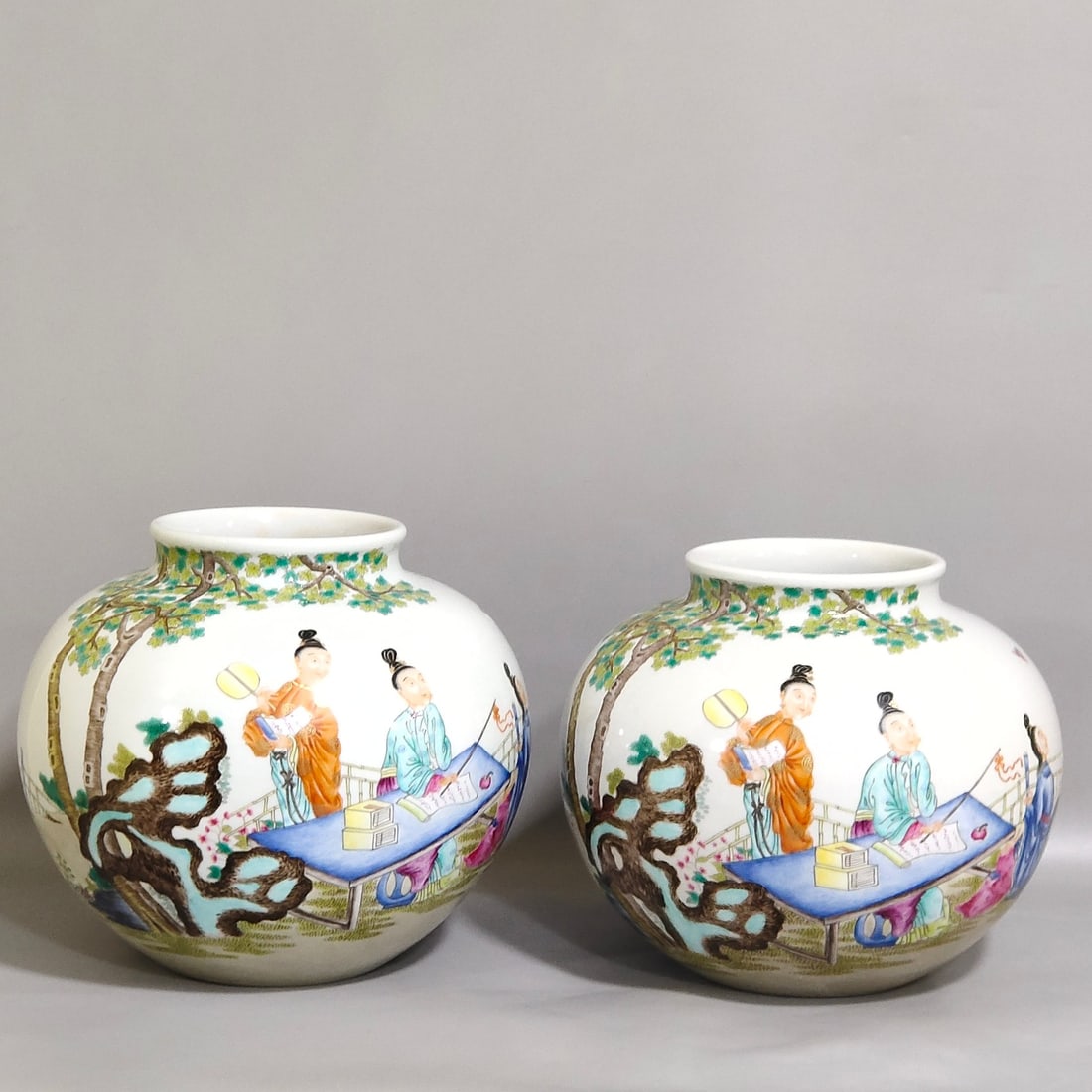 An Exquisite Chinese character story jar: Size: Width 17 cm - Height 15.5 cm Materials: Porcelain Dynasty: Qing dynasty Inscription: Qianlong Mark Object: jar