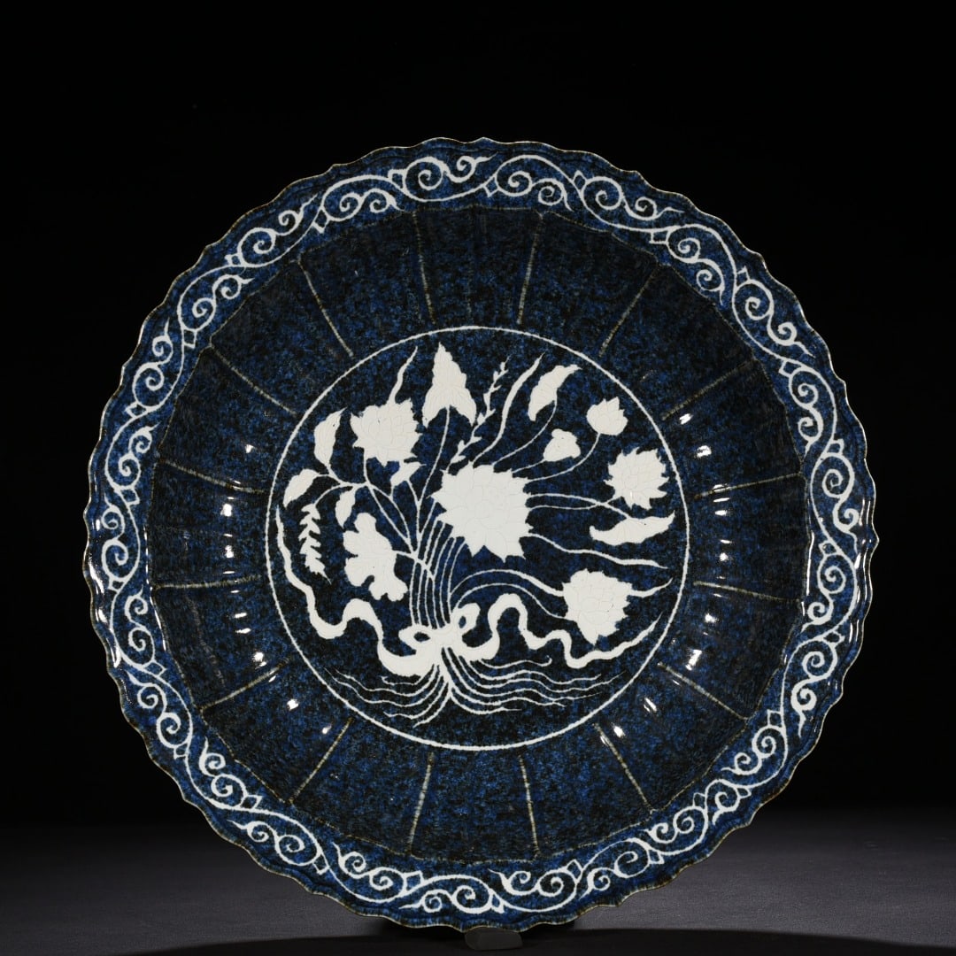 An Exquisite Chinese blue glaze engraved rhombus edge folding plate: Size: Height 7 cm - Widthh 43 cm Materials: Porcelain Dynasty: Ming Dynasty Attribution:Xuande Object: plate
