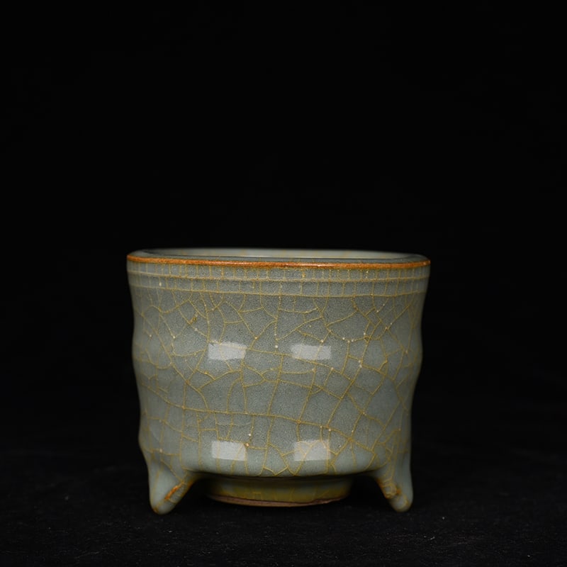 An Exquisite Chinese Official Kiln Lian Furnace: Size: Height 8 cm - Widthh 10 cm Materials: Porcelain Dynasty: Song dynasty Attribution: 10th-c Period Object: frunace