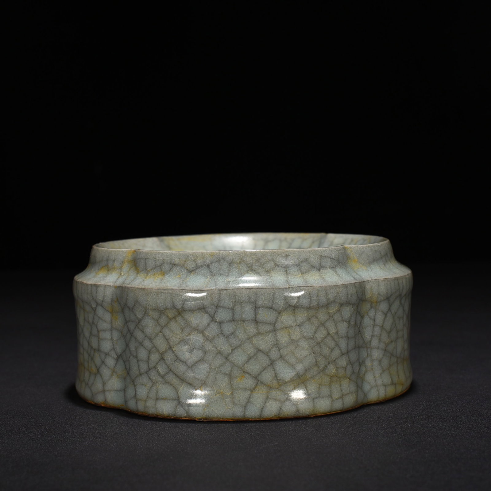An Exquisite Chinese official kiln box brush washer: Size: Height 6.5 cm - Widthh 15 cm Materials: Porcelain Dynasty: Song dynasty Attribution: 10th-c Period Object: washer