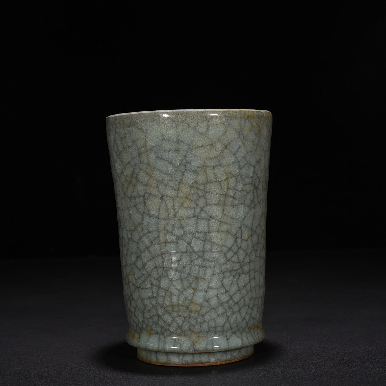 An Exquisite Chinese official kiln pen holder: Size: Height 17 cm - Widthh 12 cm Materials: Porcelain Dynasty: Song dynasty Attribution: 10th-c Period Object: pen holder