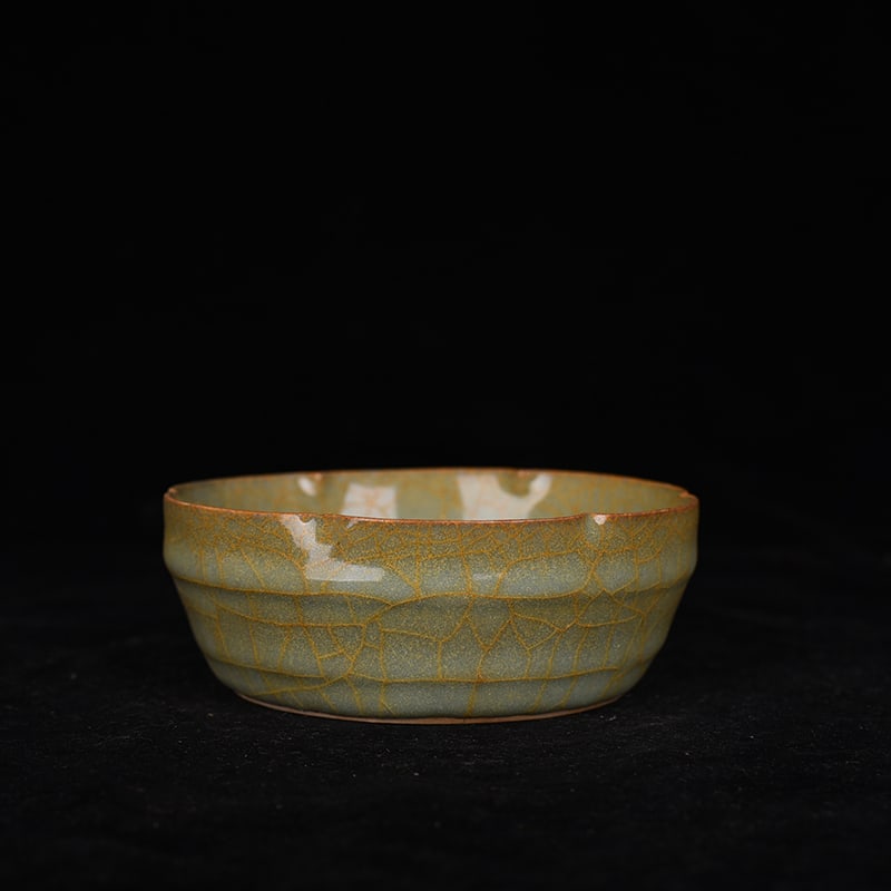 An Exquisite Chinese official kiln Kuikou washer: Size: Height 4 cm - Widthh 11.5 cm Materials: Porcelain Dynasty: Song dynasty Attribution: 10th-c Period Object: washer