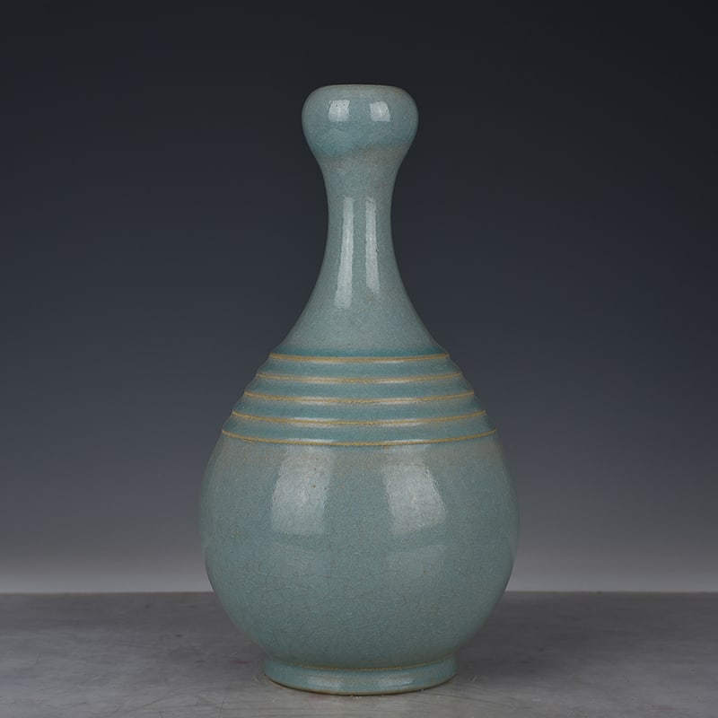An Exquisite Chinese Ru kiln azure glaze garlic vase: Size: Height 28 cm - Widthh 15 cm Materials: Porcelain Dynasty: Song dynasty Attribution: 10th-c Period Object: vase