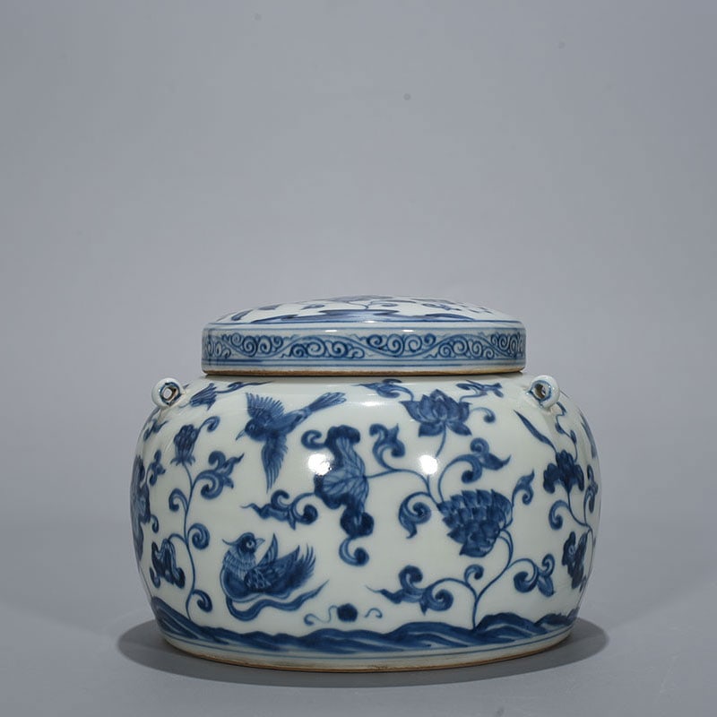 An Exquisite Chinese blue and white lid jar: Size: Height 12 cm - Widthh 16 cm Materials: Porcelain Dynasty: Ming dynasty Attribution: Xuande Mark Object: jar
