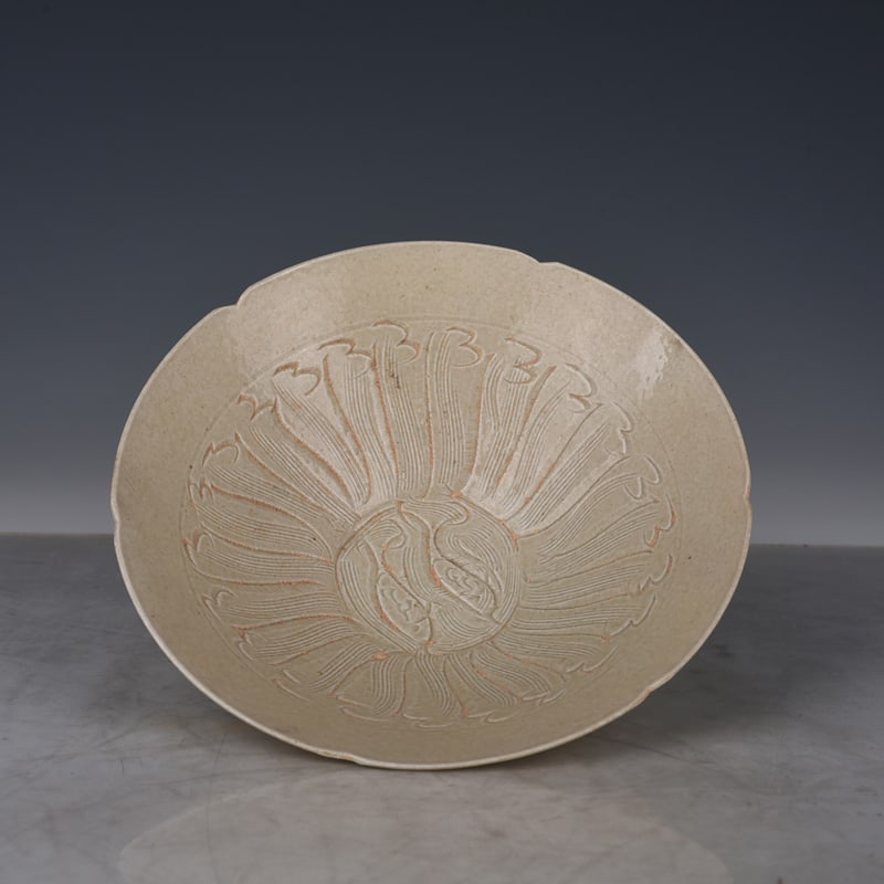 An Exquisite Chinese Hutian kiln carved Pisces hat bowl: Size: Height 6 cm - Widthh 18.5 cm Materials: Porcelain Dynasty: Song Dynasty Attribution: 10th-C period Object: bowl