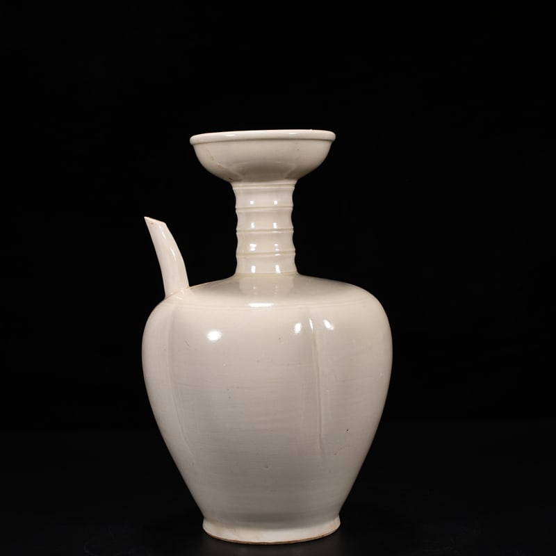 An Exquisite Chinese Ding kiln melon edge ewer: Size: Height 25 cm - Widthh 13 cm Materials: Porcelain Dynasty: Song Dynasty Attribution: 10th-C period Object: ewer