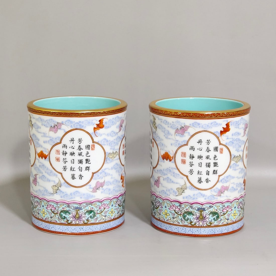 An Exquisite Chinese Yunfu opened the windowAnd wrote poems on the cylinder: Size: Height 11 cm - Width 8.8 cm Materials: Porcelain Dynasty: Qing dynasty Inscription: Qianlong Mark Object: cylinder