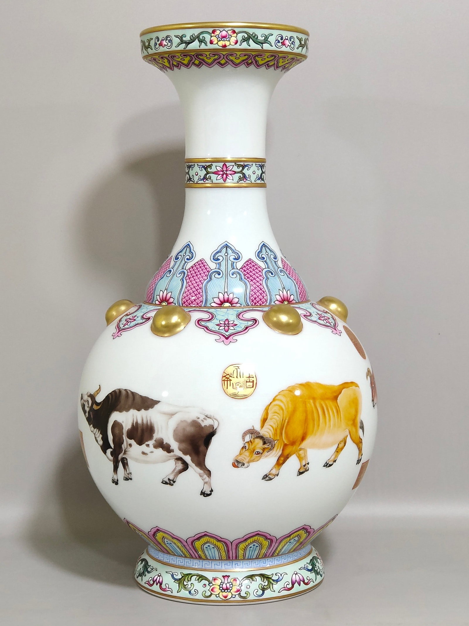 An Exquisite Chinese Five Oxen Picture Poem Long-necked Bottle: Size: Height 33.7 cm - Width 18 cm Materials: Porcelain Dynasty: Qing dynasty Inscription: Qianlong Mark Object: bottle