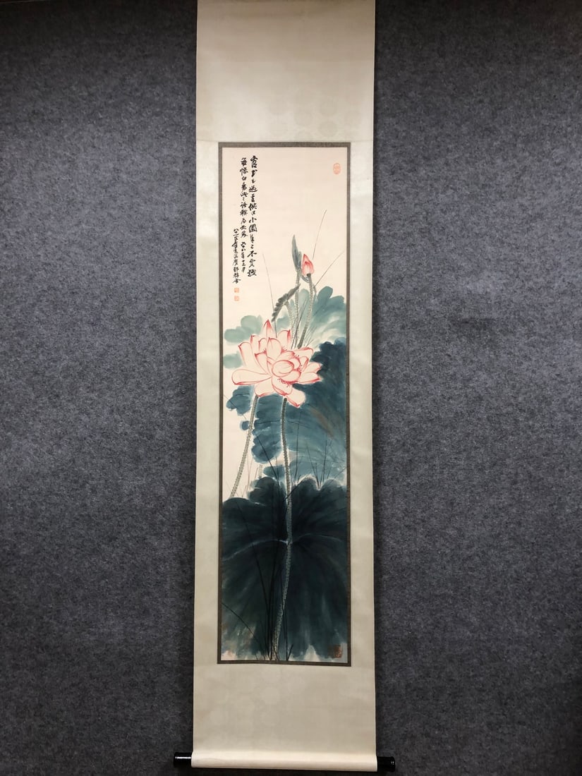 Chinese scroll painting Zhang Daqian: Size: Height 137 cm - Width 33.5 cm Materials: Silk and Paper Dynasty: Qing Dynasty Inscription: Zhang Daqian Object: Scroll Zhang Daqian's high-quality hand drawn lotus painting on paper is uniform a