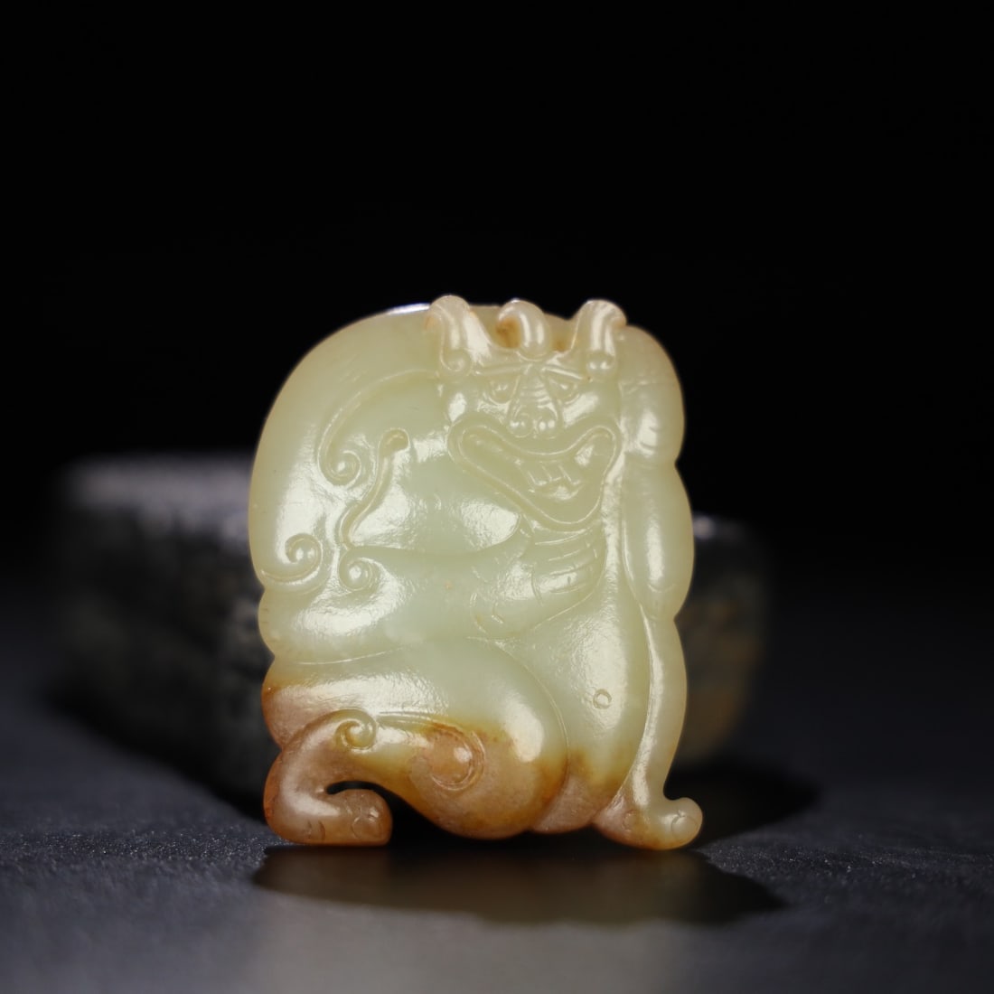 An Exquisite Chinese Natural Jade Carved pendant: Size: Width 5.8 cm - Height 4.8 cm Materials: Jade Dynasty: Qing dynasty Attribution: Qianlong Period Object: pendant