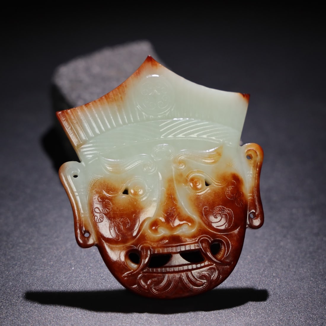 An Exquisite Chinese Natural Jade Carved masks: Size: Width 10 cm - Height 8.5 cm Materials: Jade Dynasty: Qing dynasty Attribution: Qianlong Period Object: masks